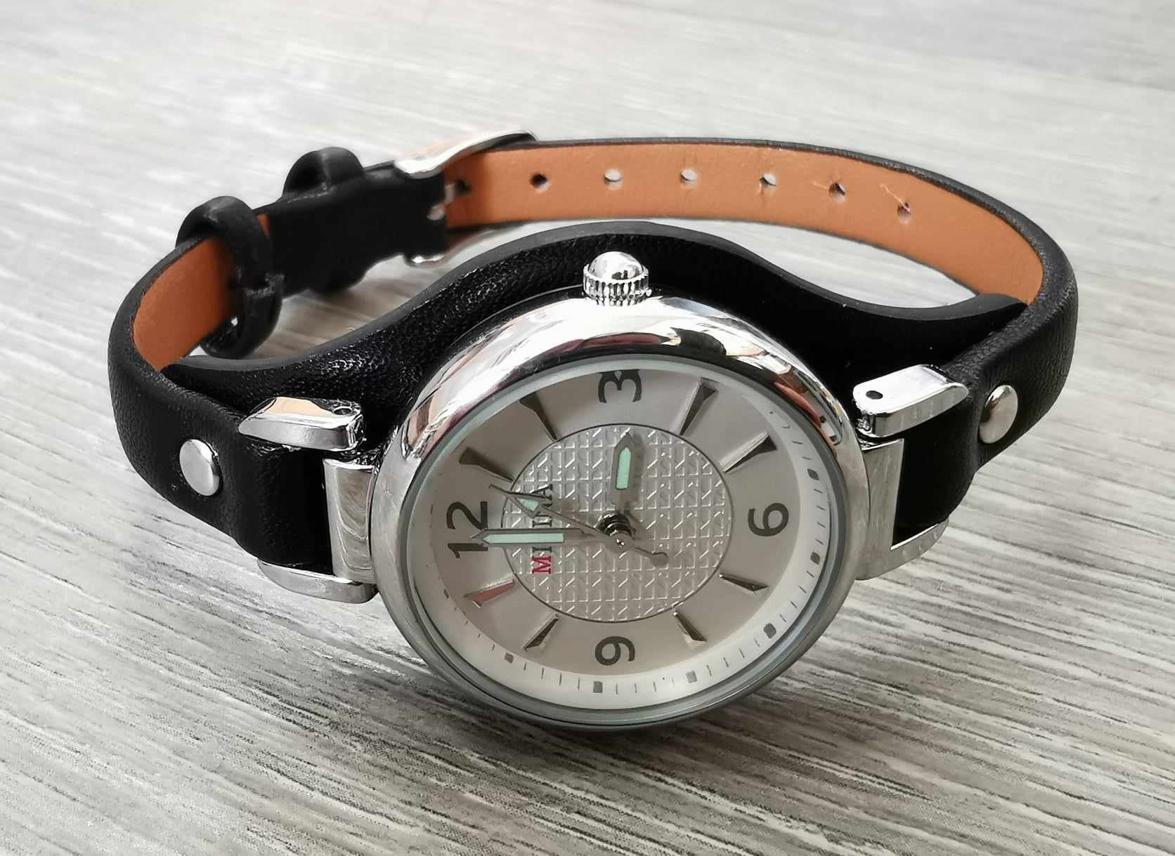 Montre bracelet de cuir noir pour femmes